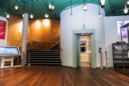 Lift naar de bibliotheek (1e verdieping) en vergaderzalen, erfgoed (2e verdieping)