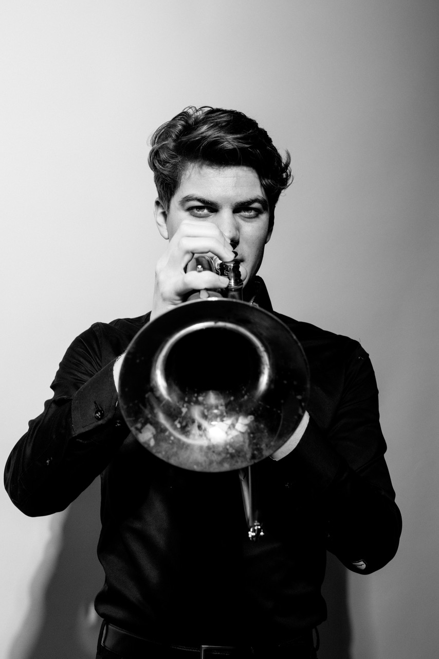 Bram is jazztrompettist maar ook componist, arrangeur en bandleider.