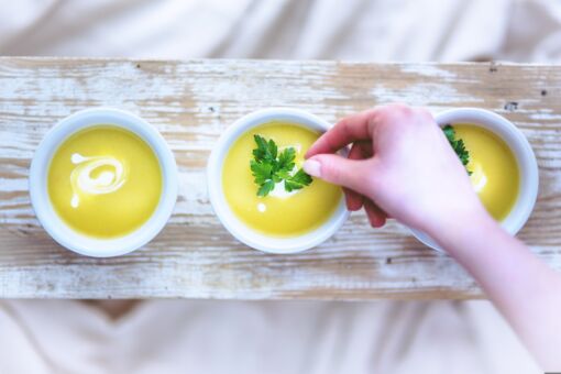 Soep serveren eten samen mensen lunch maaltijd gezellig