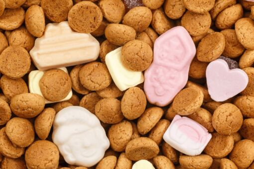 Sinterklaas leest voor & pepernoten bakken